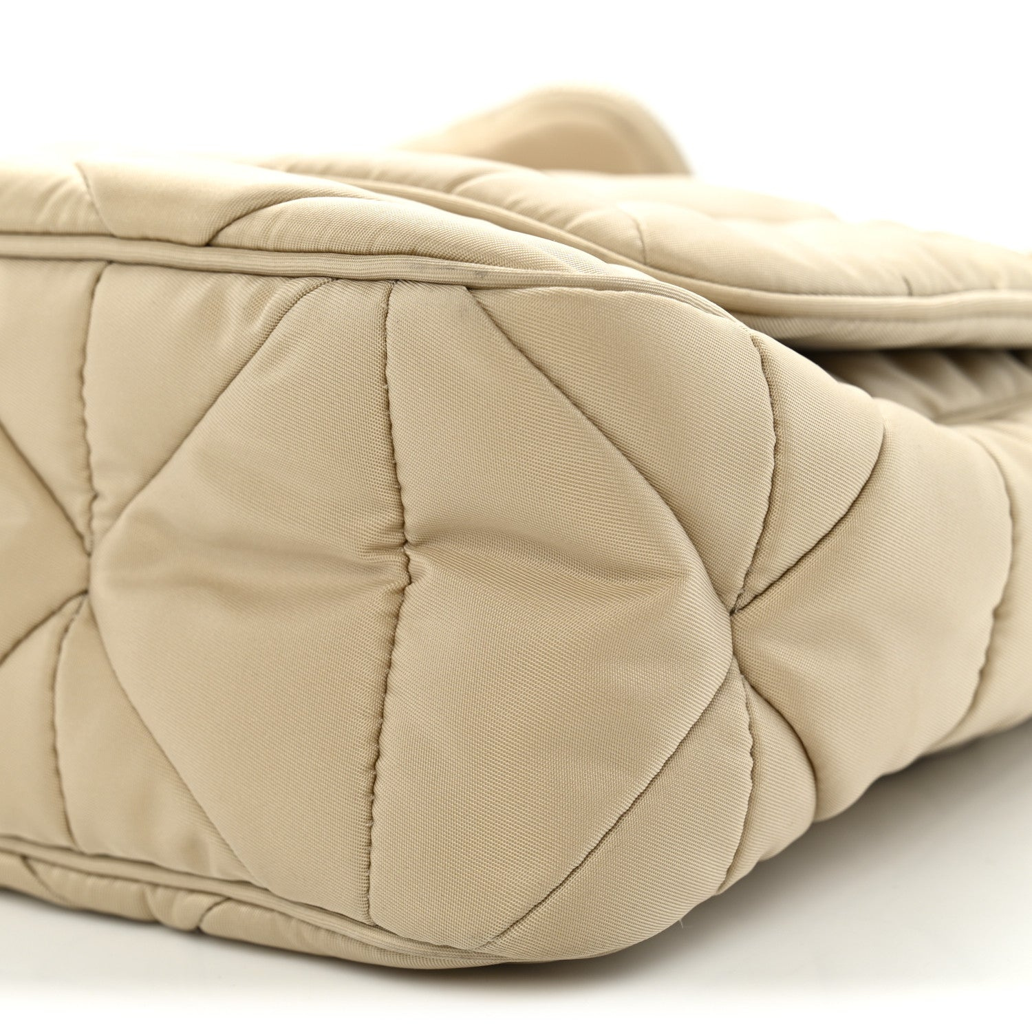 Prada Re Nylon gesteppte, gepolsterte Schultertasche mit Klappe „Deserto“ · Foto 10