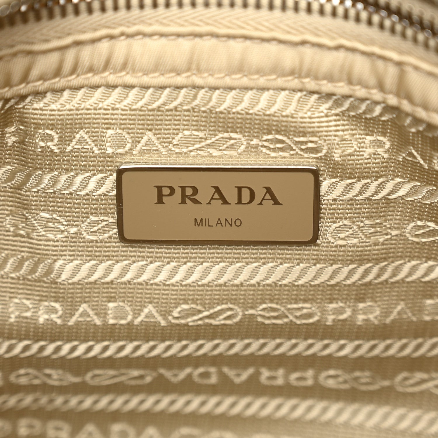 Prada Re Nylon gesteppte, gepolsterte Schultertasche mit Klappe „Deserto“ · Foto 6